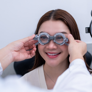 Kapan Harus Periksa Mata ke Dokter? Mengenali Sinyal Halus dan Urgensi Medis