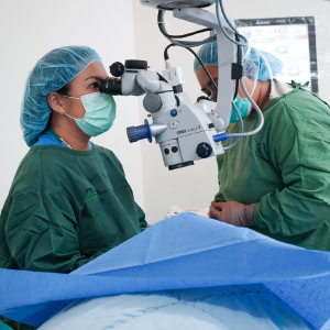Operasi Katarak Biasa vs. Laser Catalys: Mana yang Terbaik untuk Mata Anda?